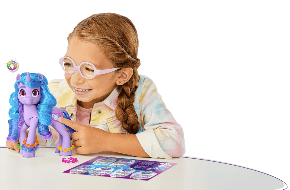 Fille avec un jouet My Little Pony