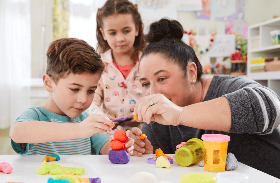 Play-Doh gyurmával játszó gyermekek