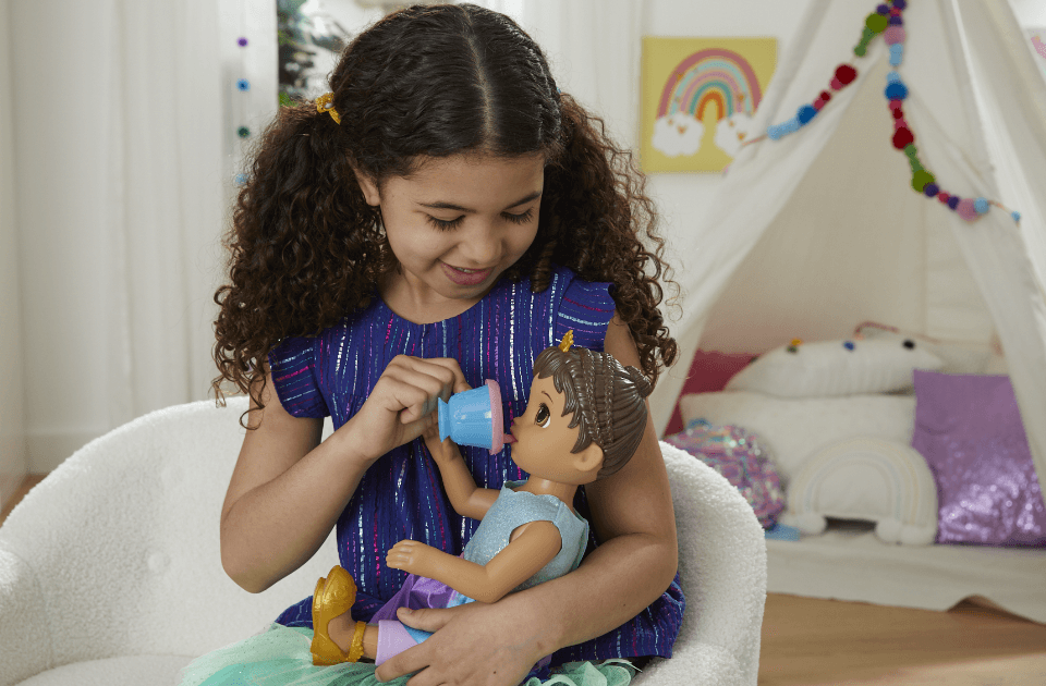 Baby Alive Oyuncak Bebeği ile oynayan kız çocuk