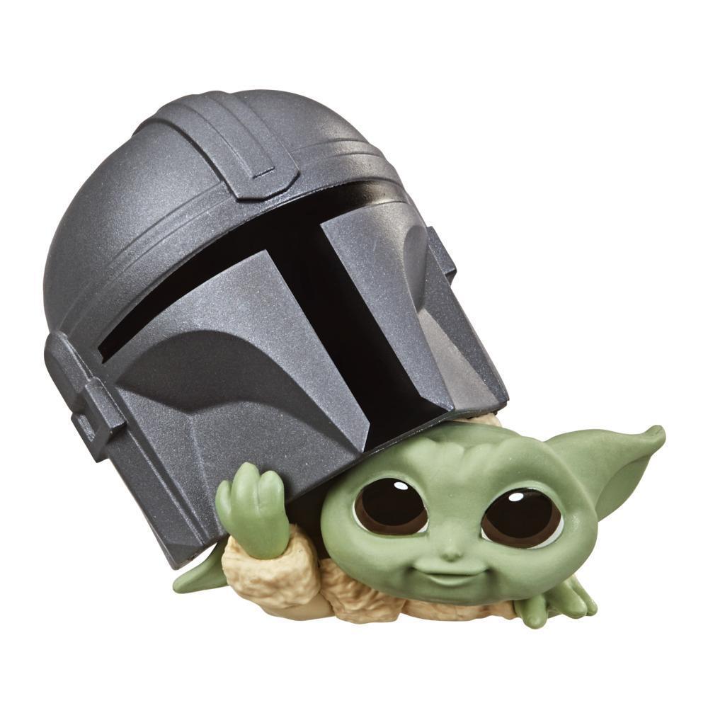 Star Wars The Bounty Collection - Serie 3 - Figuras The Child - Pose de mirando dentro del casco product thumbnail 1